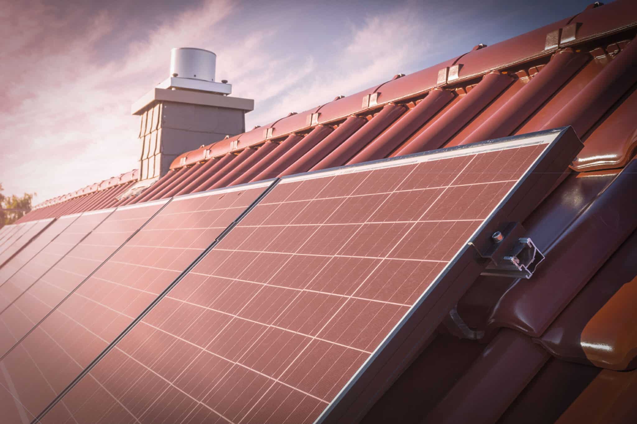 Rode zonnepanelen uitvoeringen & prijzen [+ Voordelen]